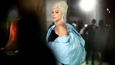 «ليدي جاجا» تتعرض للهجوم بسبب إطلالتها بحفل توزيع جوائز اختيارات النقاد