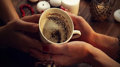 «عائشة» أمام المحكمة: قارئة الفنجان خربت بيتي   