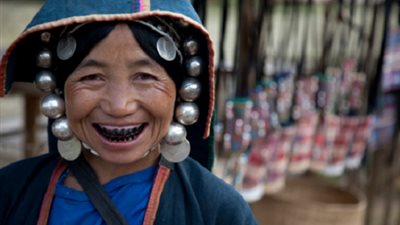 «الوجه الشاحب والأسنان السوداء».. أغرب صيحات الموضة في العصور القديمة