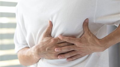 أخصائي جراحة تكشف لـ«هير نيوز»: سرطان الثدي أكثر شراسة لدى الرجال