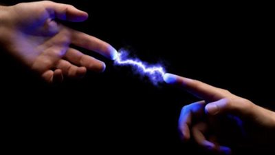 احذري.. الهواتف المحمولة تُخزن شحنات كهربائية بالجسم 