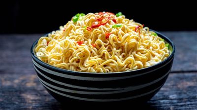  «خلي بالك».. الإندومي والشيكولاتة من أسباب الإصابة بالصداع عند الأطفال