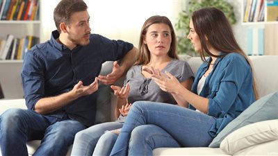 نساء الفيسبوك: «بتتعاملي إزاي مع أخت الزوج».. ندى: «اتطلقت بسببها» وريهام: «ادعي عليها»