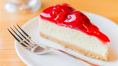 حلو الجمعة.. طريقة تشيز كيك الفراولة بدون الفرن