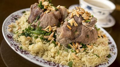 «ملك العزومات».. طريقة عمل منسف أردني باللحم والجميد أحسن من المحلات