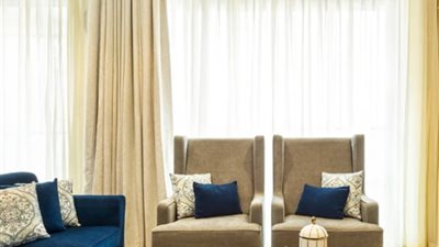 كيف يمكنك اختيار الستائر المناسبة لغرفة المعيشة؟|صور 