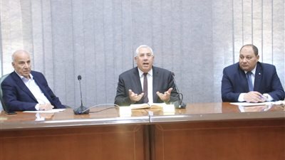 «القصير» يبحث مع اتحاد الدواجن تنفيذ الزراعة التعاقدية مع المزارعين لمحصول الذرة