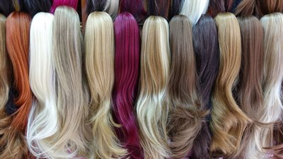 «الشعر زينة المرأة».. لماذا تلجأ النساء لارتداء الباروكة؟