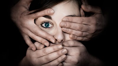 طبيب نساء يكشف عن 8 حقائق مرعبة حول ختان الإناث