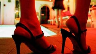 سرقة على فراش المتعة.. عصابة تستدرج الرجال لسلب أموالهم بالحسناوات