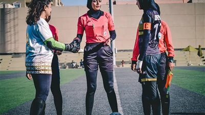 مُحكمات الكرة النسائية يدعمن الحكم «ندى عبد ربه» بعد التعدي عليها 