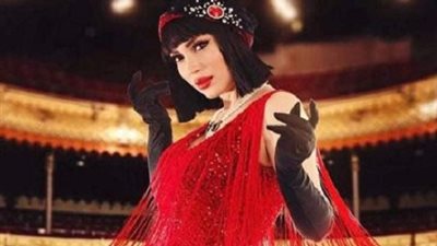 نسرين طافش بشراشيب حمراء وجوانتي قطيفة في «جوقة عزيزة»| صور