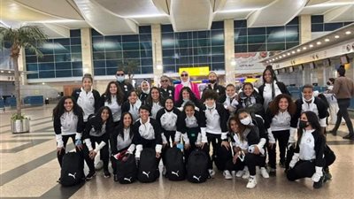 جمعهما الشغف.. والد إحدى لاعبات المنتخب يقود طائرة بعثة السيدات إلى عمان