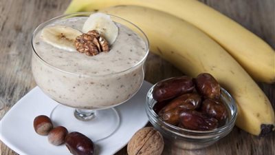 مشروب رمضان| طريقة عمل الموز بالتمر واللبن.. «طاقة وشبع»