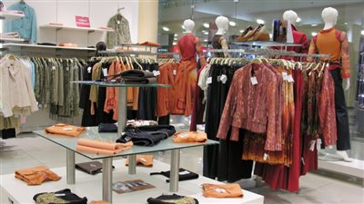 «ده احنا أول مرة نجيلك».. لافتة وضعها صاحب محل تُثير سخرية رواد «الفيسبوك»