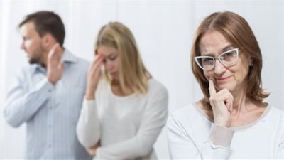 «جوزي عاوز يقتل ابنه عشان أخدم أمه».. مشاكل النساء على السوشيال ميديا