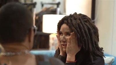 «والنبي صوريني معاه».. فرحة غادة عادل بلقاء المصارع فان دام| فيديو