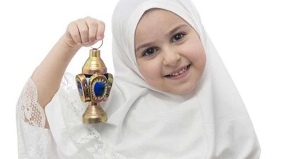 خطوات بسيطة لتعويد طفلك على صيام رمضان.. «النوم علاج الجوع»