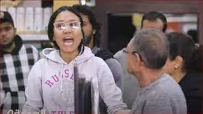 «بعد الاستهزاء برجل مُسن».. رد فعل شجاع من فتاة مصرية في «برنامج الصدمة»| فيديو