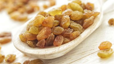 «يحمي الأسنان من التسوس».. 6 فوائد مذهلة يكتسبها طفلك من تناول الزبيب برمضان