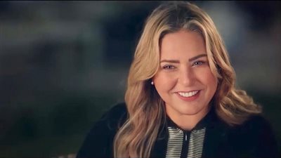 صابرين تثير الجدل بسبب تجاعيد رقبتها.. هل خضعت لعملية تجميل؟ 