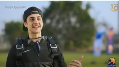 آدم الشرقاوي يقفز من طائرة 