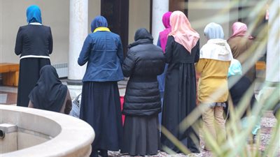 فتاوى رمضان| حكم وجود طريق فاصل بين مصلى الرجال والنساء