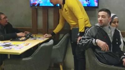 شاب يُهين رجل عجوز لا يعرف القراءة وبرنامج الصدمة ينقذه قبل الاعتداء عليه بالضرب| فيديو