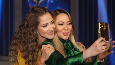 «في حاجة فيه بتكملني».. حنان مطاوع تتغزل في زوجها بـ«حبر سري»| فيديو