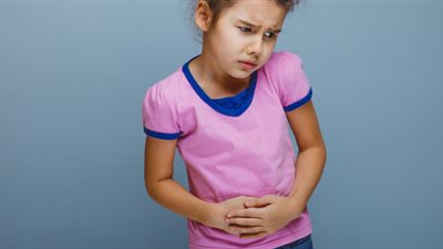 «الانتفاخ والحرقة».. 6 علامات تُخبرك أن طفلك مُصاب بعسر الهضم