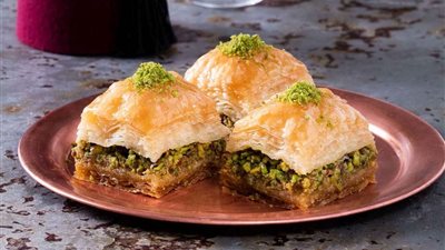 حلو رمضان.. طريقة عمل البقلاوة بالمكسرات