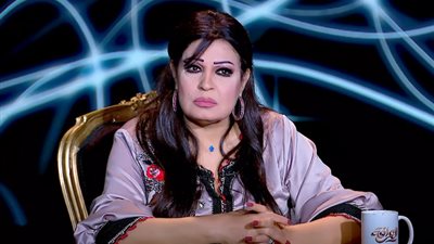 «أمي كانت بتضربني بالكرباج السوداني».. اعتراف خطير للراقصة فيفي عبده في «العرافة»| فيديو