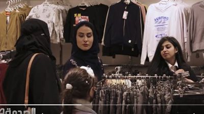 أم وابنتها تتعمدان إهانة بائعة بمحل ملابس وجمهور 