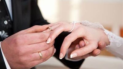 زوج يرفض أن تكشف زوجته شعرها في يوم الزفاف والتعليقات: «سيبها تفرح»