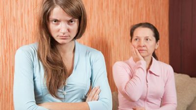 امرأة تشكو على فيس بوك: «مرات أخويا مش بتساعدنا».. والأخريات تهاجمها: «هي مش خدامة عندكوا»