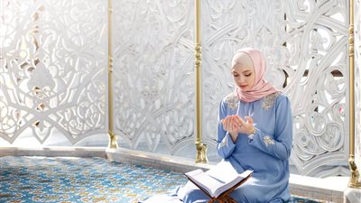 فتاوى رمضان| القراءة من المصحف في صلاة التراويح مكروهة؟ «الإفتاء» تُجيب