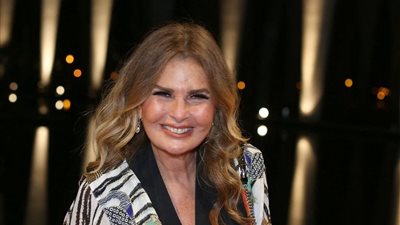 يسرا تتألق بالعبايات في ليالي رمضان السعودية| صور