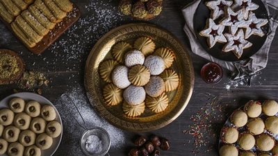 كيف أستمتع بالعيد وأتناول الكعك بدون زيادة في الوزن؟ طبيب تغذية يجيب