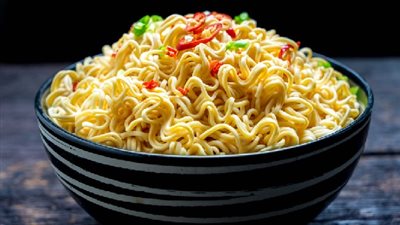 بعد سحبه من الأسواق.. أخصائية تغذية: الإندومي خطر على صحة أطفالك