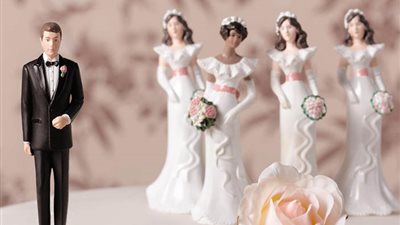 «يعني إيه جوزك يتجوز عليكي».. امرأة تدعو النساء بالموافقة على الزواج الثاني.. وحجتها: «هترتاحي من خدمته»!