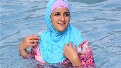 فتاوى رمضان| حكم نزول الصائم البحر بغرض الاغتسال.. «الإفتاء» تُجيب