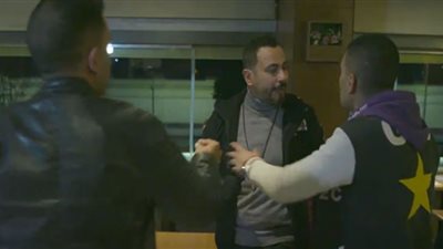 فنان يتكبر على معجبيه ويرفض التقاط صور معهم بطريقة مهينة والجمهور يلقنه درسًا| فيديو