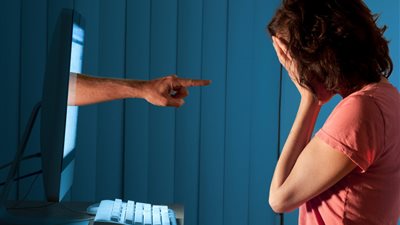 «جبروت رجل».. ضرب زوجته وحماته ونشر فيديوهاتها وهي ترقص