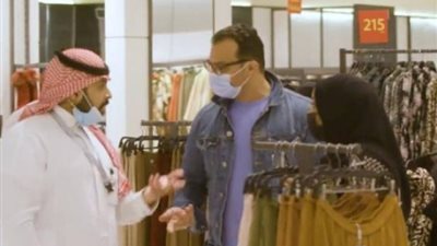 موظف سعودي يُهين سيدة ويطردها بسبب شكلها والجمهور يتدخل للدفاع عنها.. فيديو