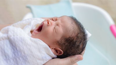 «الساعات الذهبية للرضيع» ماذا تعرفين عن الساعة الأولى بعد الولادة؟ 