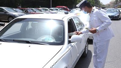 رجال الشرطة يشاركون المواطنين احتفالاتهم بالعيد.. صور