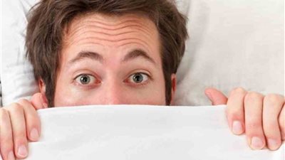 صرخة امرأة: زوجي ينام نهارا ويسهر لتصوير فيديوهات ليلا على مواقع التواصل