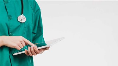 حكم وجود الممرضة مع الطبيب في عيادة خاصة دون محرم.. «الإفتاء» تُجيب