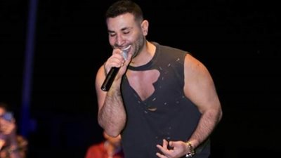 «كنت بتتخانق مع مين يا نجم؟!».. أحمد سعد يتعرض لهجوم شديد بسبب إطلالته في حفله الأخير