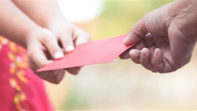 «جوزي رفض يديني عيدية أعمل إيه؟!».. شكوى النساء بعد العيد على «الفيسبوك»